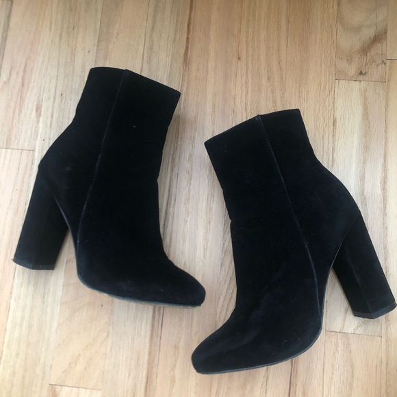 ***SOLD*** Black faux suede ankle booties - Picture 4 of 10